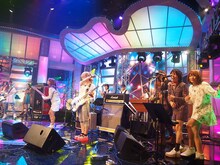 オープニングでSCANDAL×堂本ブラザーズバンドが「堂本兄弟のテーマ」を演奏する中、奥から登場するアリス。