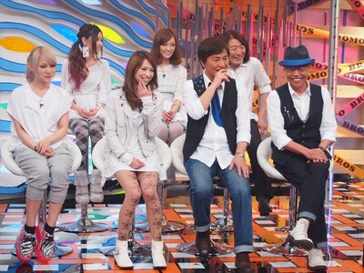 トーク収録でのSCANDALとアリス。