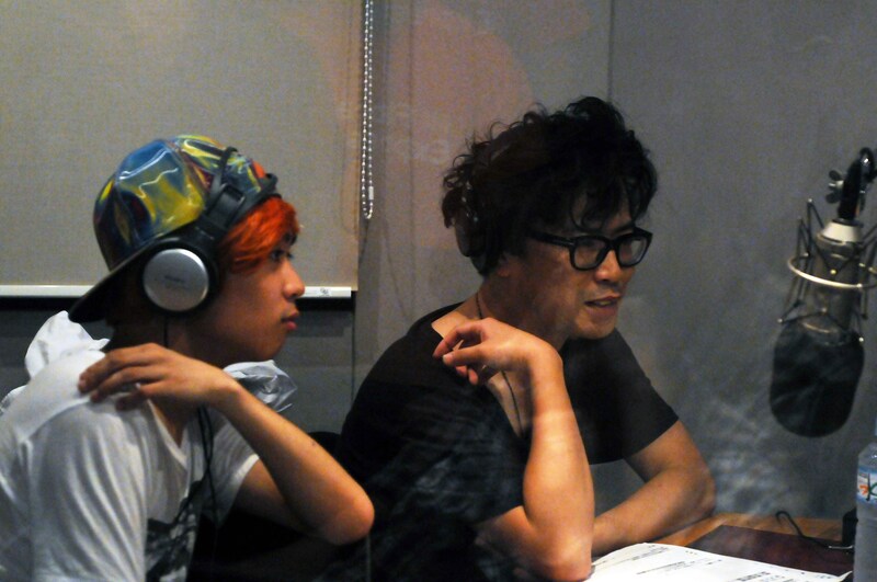 岸田繁（右）とオカモトレイジ（左）。