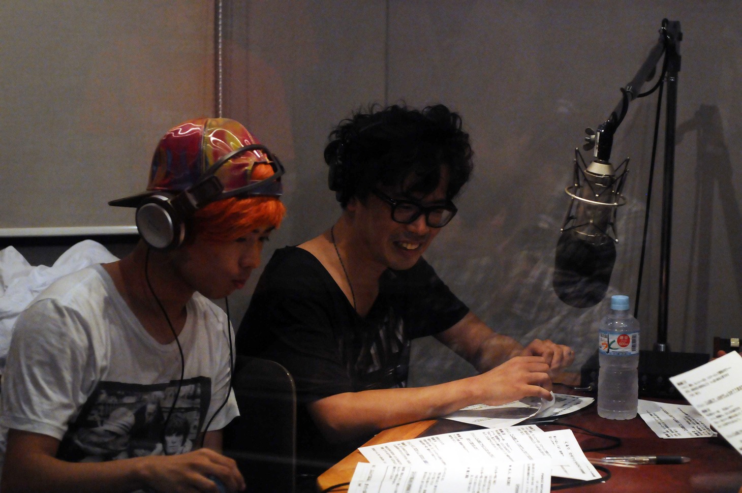 岸田繁（右）とオカモトレイジ（左）。