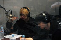 佐藤征史（左）とハマ・オカモト（右）。