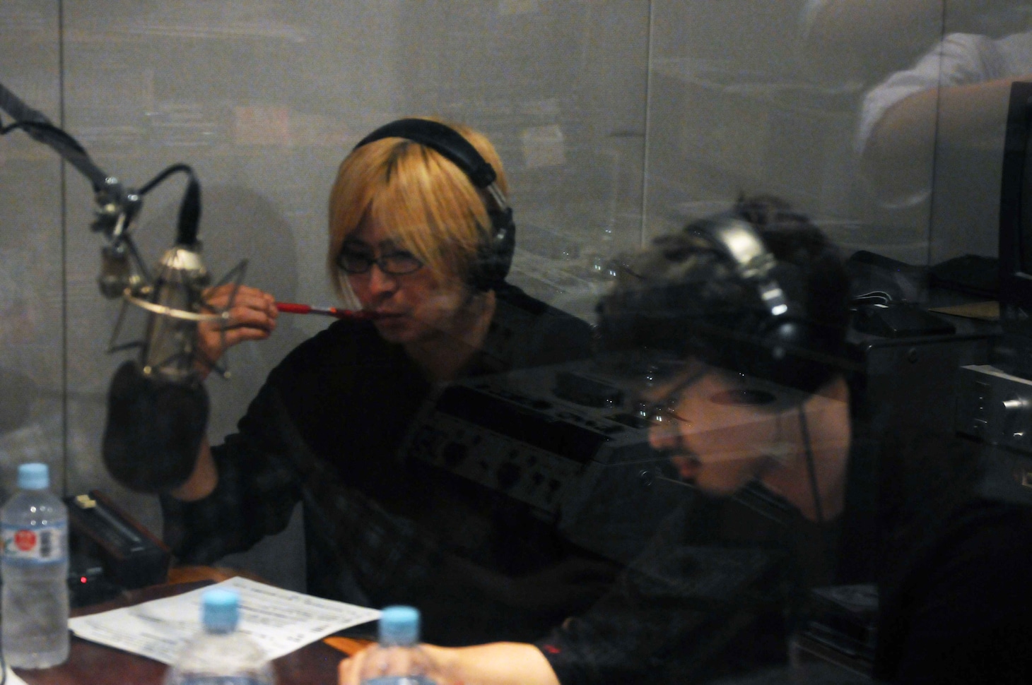 佐藤征史（左）とハマ・オカモト（右）。