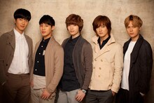 ユナクの帰りを待つ超新星の5人。