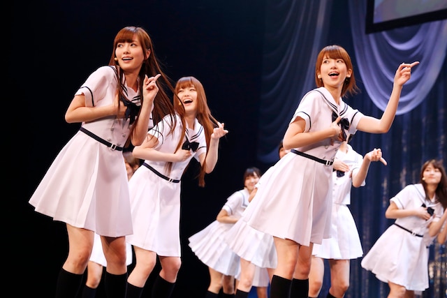 新曲「ガールズルール」でフロントに立つ白石麻衣、松村沙友理、橋本奈々未（左から）。