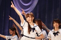 「ガールズルール」で初めてセンターに立つ白石麻衣（6月1日の「16人のプリンシパル deux」大阪公演より）。