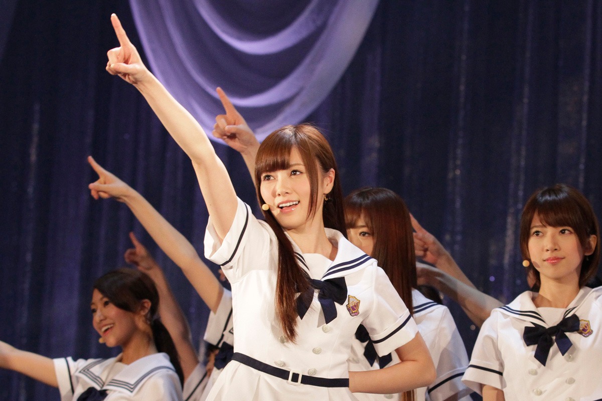 新曲「ガールズルール」で初めてセンターポジションに立った白石麻衣。