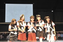 不安そうな顔を浮かべるBiSメンバー。