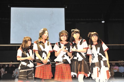 不安そうな顔を浮かべるBiSメンバー。