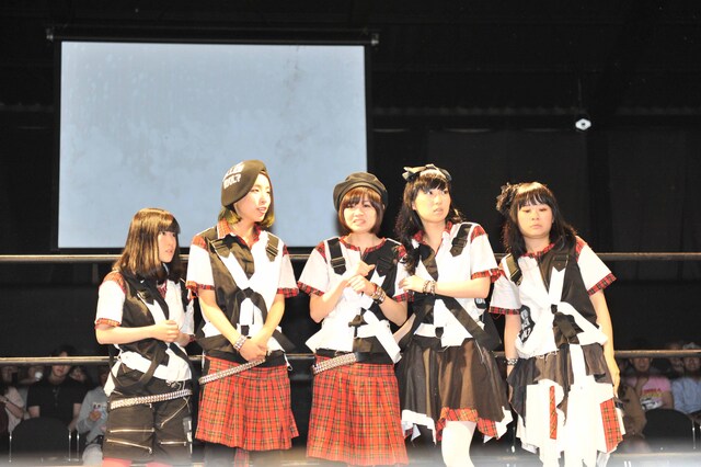 不安そうな顔を浮かべるBiSメンバー。