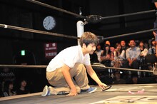 プー・ルイに張り手をされて倒れるBiSマネージャー渡辺淳之介。