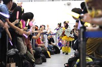 客席通路で熱唱する大黒柚姫（奧）と伊藤千由李（手前）。