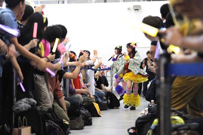 客席通路で熱唱する大黒柚姫（奧）と伊藤千由李（手前）。