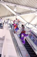 エスカレーターでポーズを決める安藤ゆず、秋本帆華、咲良菜緒、大黒柚姫（写真上から）。