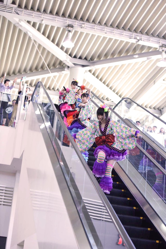 エスカレーターでポーズを決める安藤ゆず、秋本帆華、咲良菜緒、大黒柚姫（写真上から）。