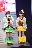 イベント冒頭の前説を担当した坂本遥奈（左）と伊藤千由李（右）。
