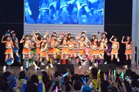 “みにちあ先輩”の後ろで歌うチームしゃちほこ。