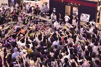 しゃちほこメンバーが客席通路に登場すると観客は大盛り上がり。