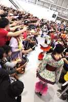 狭い客席通路もステージに。