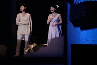 6月2日昼公演の「16人のプリンシパル deux」2幕より、松村沙友理、白石麻衣（左から）。