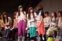 6月2日昼公演の「16人のプリンシパル deux」1幕より、西野七瀬、畠中清羅、永島聖羅（左から）。