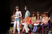 6月2日昼公演の「16人のプリンシパル deux」1幕より、白石麻衣、斎藤ちはる（左から）。