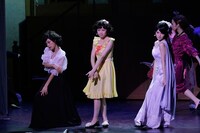 6月2日昼公演の「16人のプリンシパル deux」2幕より、深川麻衣、秋元真夏、白石麻衣。