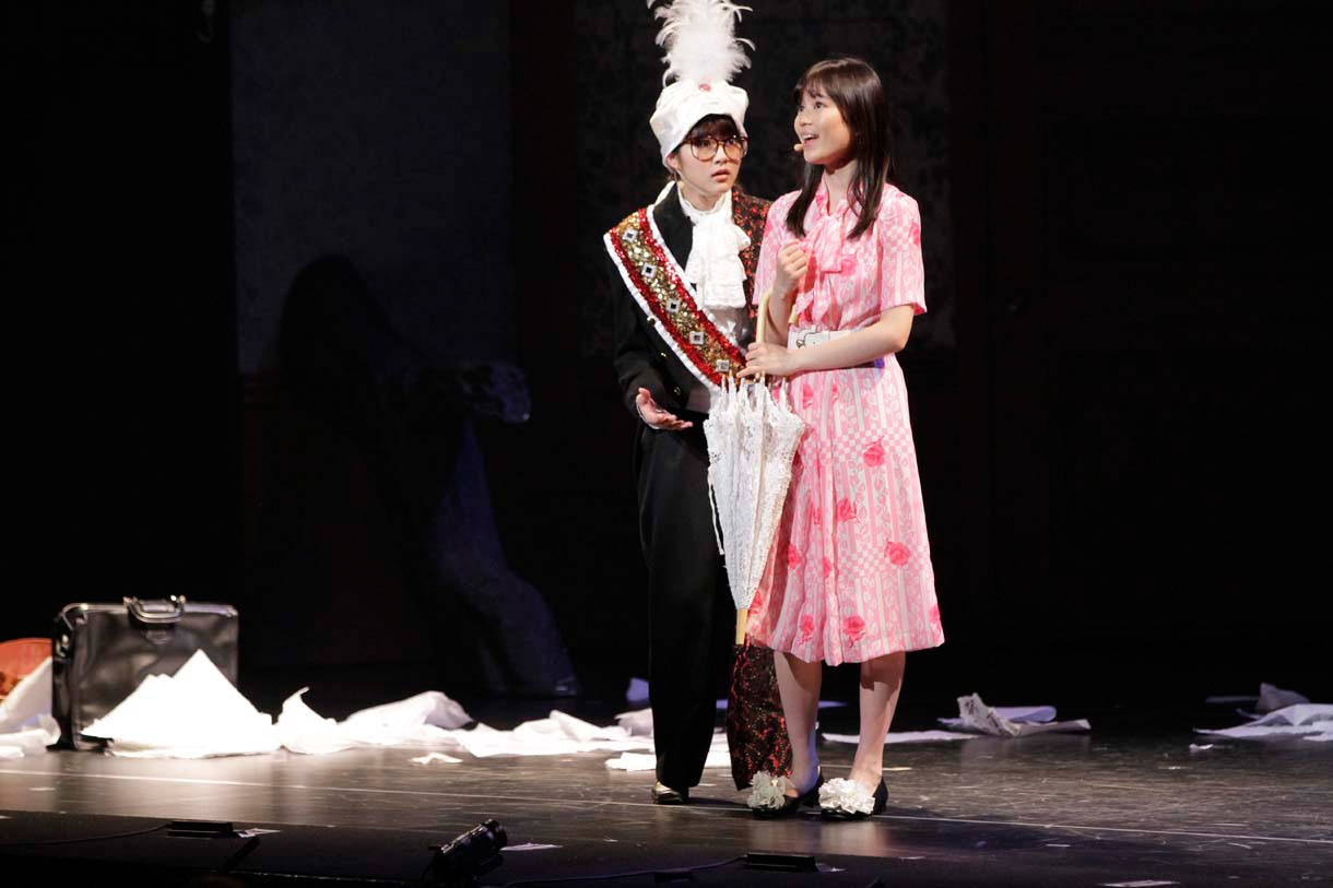 6月2日昼公演の「16人のプリンシパル deux」2幕より、若月佑美、生田絵梨花（左から）。