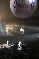 DJケミカルを乗せた空中リフトが、サブステージに下降する模様。