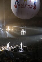 DJケミカルを乗せた空中リフトが、サブステージに下降する模様。