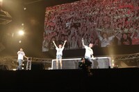 FUNKY MONKEY BABYSと、スクリーンに映る“BABYS”。