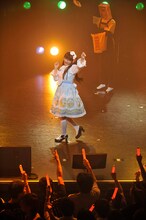 写真手前から上坂すみれ、同志。