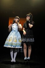 幕間トークコーナーでの上坂すみれと三澤紗千香（写真左から）。