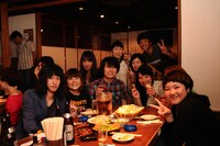 ファンと記念撮影する梅津拓也。