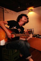 忘れらんねえよナンバーの数々を熱唱する柴田隆浩。