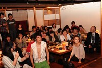 「僕らパンクロックで生きていくんだ」のPVを鑑賞する忘れらんねえよメンバーと宴会参加者。