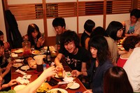 宴会参加者と乾杯をする柴田隆浩。