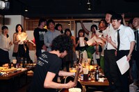 宴会終盤、柴田隆浩（Vo, G）の伴奏に合わせて「CからはじまるABC」を歌う宴会参加者。