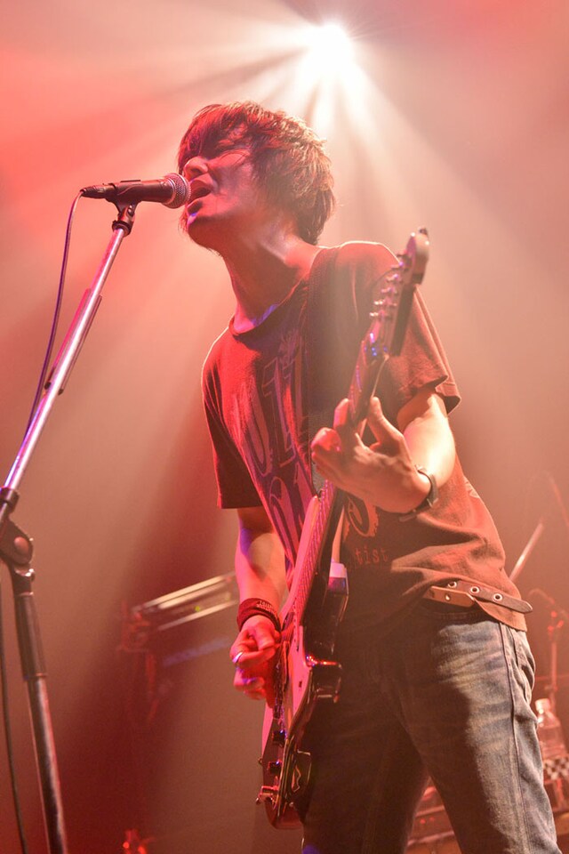 「Buzzy Roars Tour」最終公演でパフォーマンスする山中さわお。