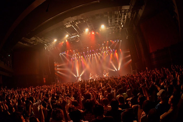 6月2日に東京・Shibuya O-EASTで行われた「Buzzy Roars Tour」最終公演の模様。