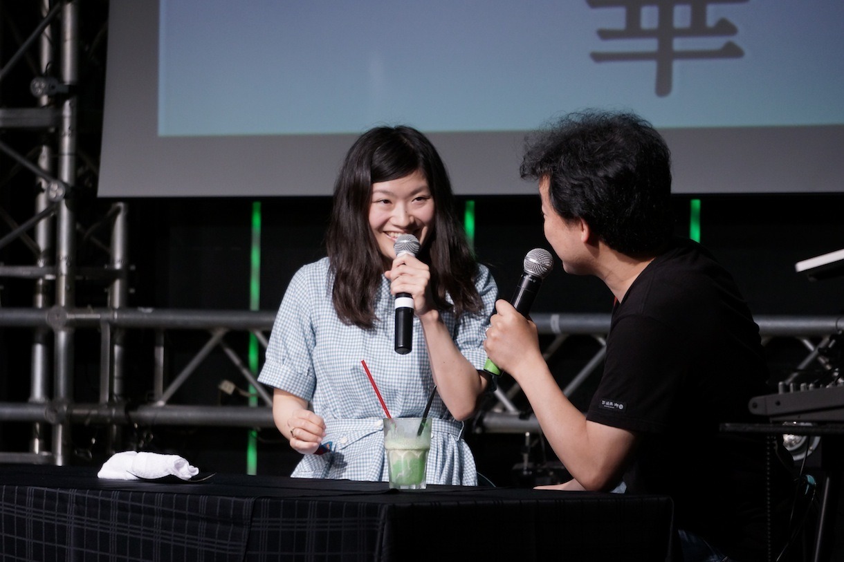 しのさきあさこ（写真左）と長濱博史（右）。