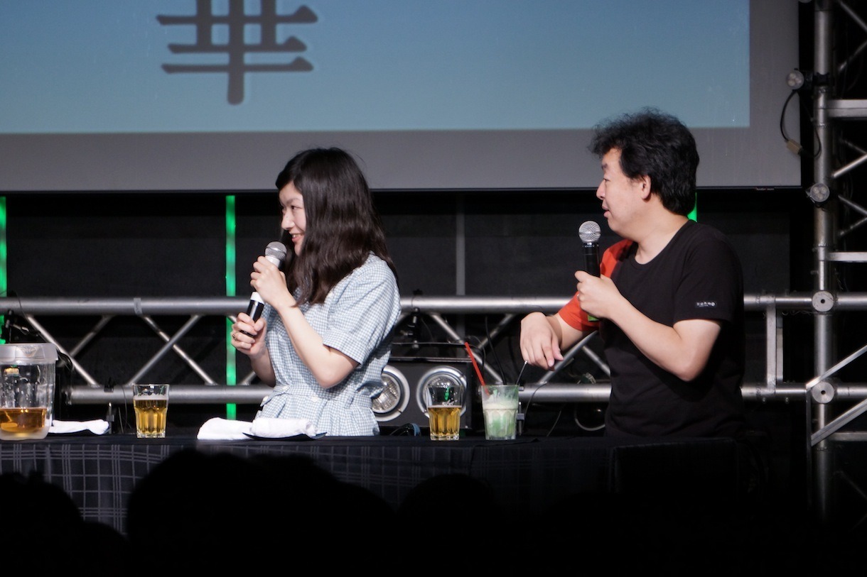 「惡の華」のテーマソングについてかたるしのさきあさこ（写真左）と長濱博史（右）。