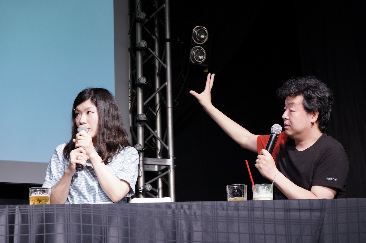 しのさきあさこ（写真左）と長濱博史（右）。