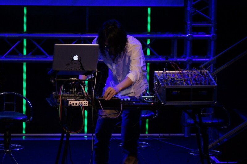 演奏中の深澤秀行。