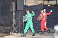 今週の人気の画像9位は「レーサー姿のゴールデンボンバー、特製“イタ車”に驚愕」より、「映画『ワイルド・スピード EURO MISSION』イタ車お披露目式イベント」の様子。