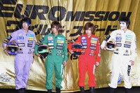 今週の人気の画像8位は「レーサー姿のゴールデンボンバー、特製“イタ車”に驚愕」より、「映画『ワイルド・スピード EURO MISSION』イタ車お披露目式イベント」の様子。