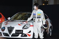 今週の人気の画像5位は「レーサー姿のゴールデンボンバー、特製“イタ車”に驚愕」より、樽美酒研二（Doramu）。