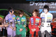 囲み取材を受けるゴールデンボンバー。