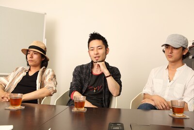 インタビューに答えるFoZZtone。