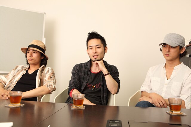 インタビューに答えるFoZZtone。