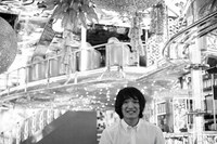 歌舞伎町のガールズバーで園子温監督と対談を行った石崎ひゅーい。